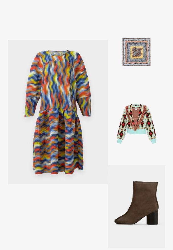 Cardigan en tricot avec une base turquoise et un motif géométrique noir et rouge. Détails de franges remarquables le long du col. Fermeture avant par boutons.; Robe à manches longues avec un motif ondulé multicolore en bleu, orange, jaune et blanc, présentant une taille abaissée et une jupe plissée.; Bottine en daim marron foncé avec talon bloc cylindrique noir et bout arrondi, vue de profil sur un fond uni.; Foulard carré avec des motifs floraux dans des rayures bleues, orange, jaunes, vertes et marron, avec un texte en écriture cursive "Bimba Y Lola" au centre.