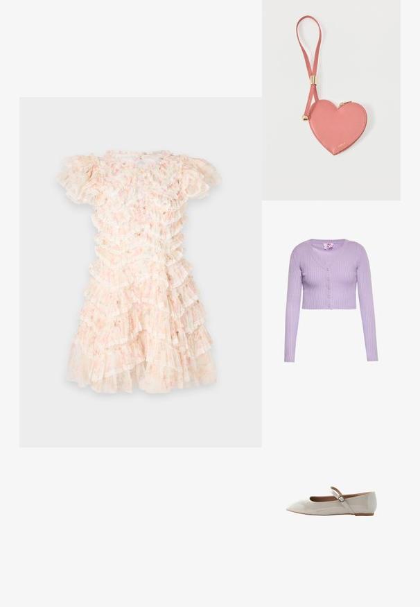 Lila geribbelde korte cardigan met lange mouwen, V-hals en vijf knopen aan de voorkant.; Bloemengestipt jurk in pastelroze en crème, met gelaagde volants en kantaccenten. Korte pofmouwen en een ronde halslijn.; Patented beige ballerina schoen met een spitse neus, een smalle band over de wreef en een lage, platte hak. Gladde glanzende afwerking.; Roze leren muntportemonnee in hartvorm met polsbandje en gouden rits, gebrandmerkt met kleine gouden tekst "Furla".