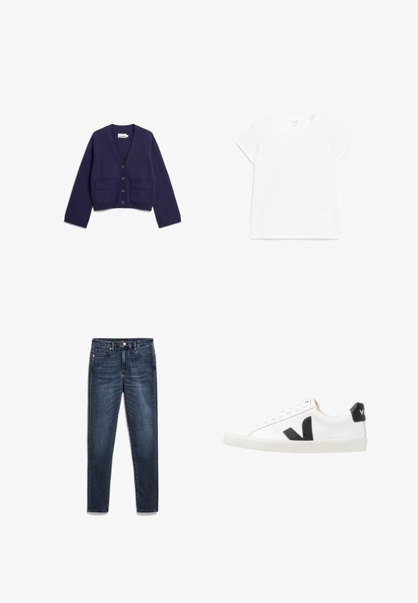 Marineblauwe cardigan met knopen, lange mouwen, twee voorzakken en een V-hals, plat op een witte achtergrond gelegd.; Witte korte mouwen t-shirt met een ronde hals en een normale pasvorm, plat weergegeven op een witte achtergrond.; Donkerblauwe denim jeans met een slim fit, voorzien van een ritssluiting, vijf zakken en subtiele vervagingen door de stof.; Witte sneaker met een zwart V-logo, voorzien van een gladleren bovenwerk, ronde neus, vetersluiting en een contrasterende zwarte hieltab.