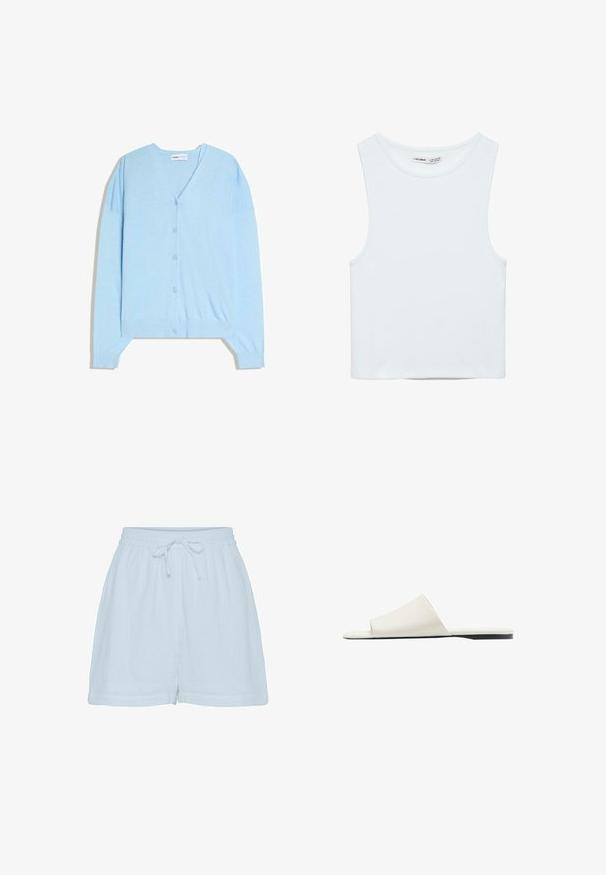 Lichtblauw vest met knopen, V-hals en lange mouwen, plat uitgespreid op een witte achtergrond.; Witte mouwloze crop top met ronde hals, gemaakt van gladde stof, met Pull&Bear-label, geschikt voor casual wear.; Lichtblauwe katoenen shorts met een relaxte pasvorm, elastische tailleband en verstelbaar trekkoord. Beschikt over een zachte, gestructureerde stof en zijnaad.; Witte slidesandaal met een brede band en platte zool, gezien van opzij op een witte achtergrond.