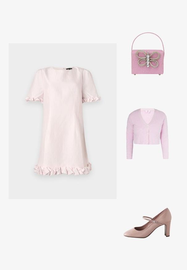 Lichtroze, zacht, cropped cardigan met lange mouwen en drie bijpassende knopen aan de voorkant, V-hals.; Korte roze jurk van een gestructureerde stof, met korte pofmouwen en een gerimpelde zoom. Eenvoudige ronde halslijn met een verborgen rits aan de achterkant.; Roze leren hoge hak met een afgeronde teen, enkelbandje en gegolfde rand. Voorzien van een smalle blokhak voor extra ondersteuning.; Roze glitterhandtas met een vlinderontwerp van rhinestones, met een gestructureerde vorm en een enkele handgreep aan de bovenkant.