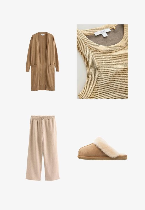 Langer camelbrauner Cardigan mit offenem Vorderteil, langen Ärmeln, zwei Fronttaschen und einem gerippten Saum und Bündchen.; Beige Rippen-Top mit rundem Ausschnitt und strukturiertem Stoff mit subtilen dunklen Streifen. Etikett im Nackenbereich sichtbar.; Beige Hose mit weitem Bein, elastischem Bund und Kordelzug, aus einem weichen, gesprenkelten Stoff.; Beige Wildlederschlappen mit einem weichen, flauschigen Innenfutter aus cremefarbener Schafsleder. Verfügt über eine flache, strukturierte Gummisohle für einen sicheren Halt.