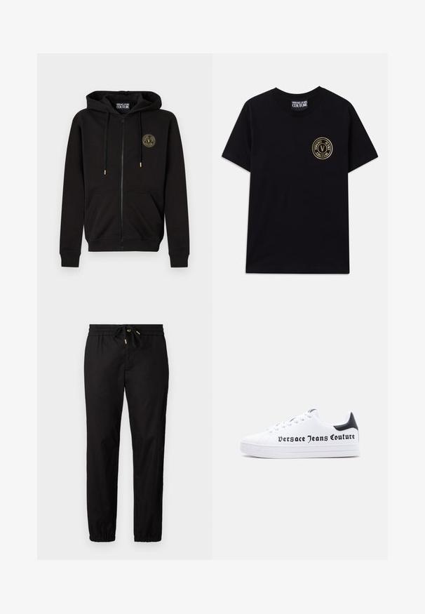 Schwarzer Kapuzenpullover mit Reißverschluss, Kapuze und Fronttaschen, mit kleinem rundem Versace Jeans Couture-Logo auf der linken Brust.; Schwarzes Baumwoll-T-Shirt mit Rundhalsausschnitt und kurzen Ärmeln. Besitzt ein goldfarbenes, rundes Logo auf der linken Brust. Einfaches, unauffälliges Design.; Schwarze Hose mit einem elastischen Bund und Kordelzug. Hat schmal zulaufende Beine mit elastischen Bündchen. Glattes, leichtes Material.; Weißer Sneaker mit niedrigem Schnitt, schwarzem Fersenlasche, Schnürdesign und dem Schriftzug "Versace Jeans Couture" in Schwarz auf der Seite gedruckt.