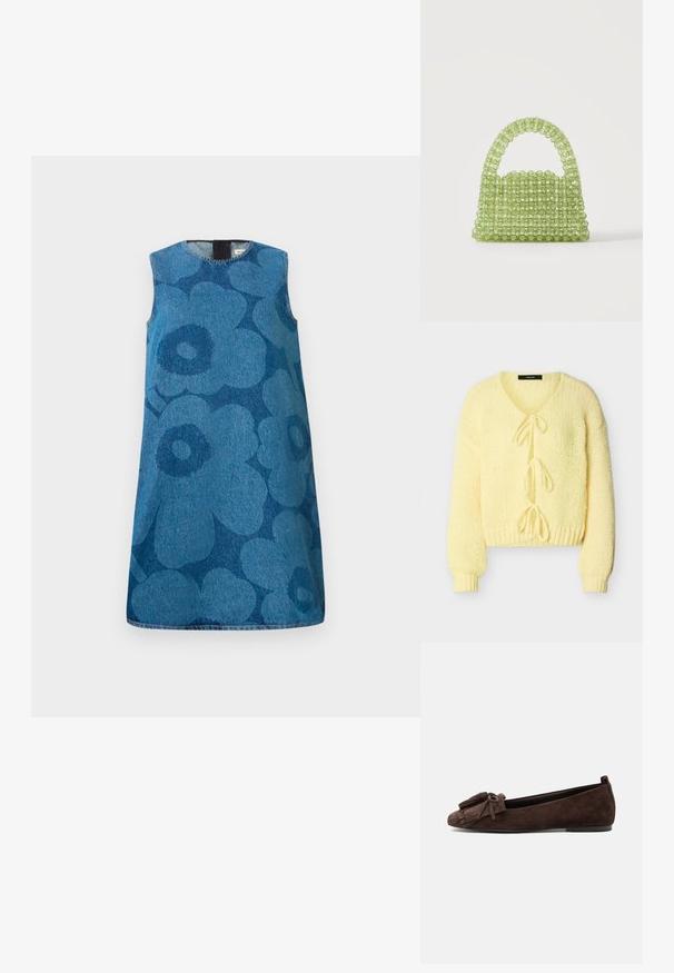 Blød gul strikket cardigan med lange ærmer, ribbede manchetter og kant, med tre bindelukninger foran.; Udenærmet denimkjole med et blomstermønster i forskellige nuancer af blå. Har en rund halsudskæring og en lige pasform.; Mørkebrune ruskind flade sko med kvaster og frynse detaljer på en lys grå baggrund, sidevisning der viser lav hæl og rundt tåparti.; Lille grøn håndtaske lavet af gennemsigtige runde perler med en perlehankel på en ensfarvet hvid baggrund.