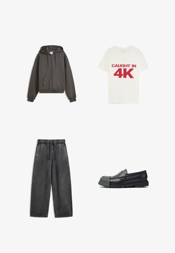 Grå zip-up hættetrøje med en rummelig hætte, forlommer og ribbede manchetter. Blødt stof, afslappet pasform og minimalistisk design.; Hvid kortærmet t-shirt med fed rød tekst "CAUGHT IN 4K" trykt på fronten og rund halsudskæring.; Mørkegrå brede bukser med elastisk talje, justerbar snor og sidelommer. Materialet har en glat tekstur.; Sort læderloafer med tyk gummisål og forlænget gummitåhætte, der dækker den forreste del af skoen.