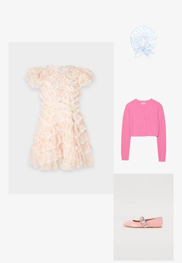 Rosa, kurz geschnittene Strickjacke aus strukturiertem Strickstoff. Mit V-Ausschnitt, langen Ärmeln und fünf passenden Knöpfen auf der Vorderseite.; Blumendruckkleid in Pastellrosa und Creme, mit geschichteten Rüschen und Spitzenakzenten. Kurze Puffärmel und runder Ausschnitt.; Rosa Lackleder Ballettflats mit quadratischer Zehenpartie, Schnallenriemendetails und einer flachen Gummisohle. Glatte Textur über die gesamte Fläche.; Hellblauer Stoffkragen mit weißen Punkten, Rüschen und einer vorn gebundenen Schleife, entworfen als dekoratives Halsaccessoire.