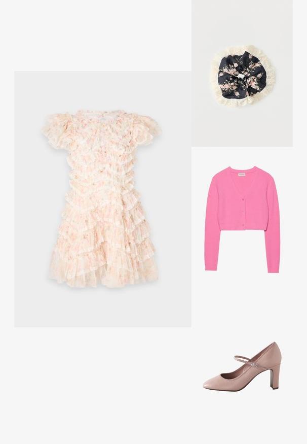 Rosa, kurz geschnittene Strickjacke aus strukturiertem Strickstoff. Mit V-Ausschnitt, langen Ärmeln und fünf passenden Knöpfen auf der Vorderseite.; Blumendruckkleid in Pastellrosa und Creme, mit geschichteten Rüschen und Spitzenakzenten. Kurze Puffärmel und runder Ausschnitt.; Rosa Lederschuh mit Absatz, abgerundeter Spitze, Knöchelriemen und gewelltem Rand. Verfügt über einen schlanken Blockabsatz für zusätzlichen Halt.; Schwarzer Stoff-Scrunchie mit rosa-grünem Blumenmuster, umgeben von cremefarbener Spitzenborte mit Lochstickerei, auf weißem Hintergrund.