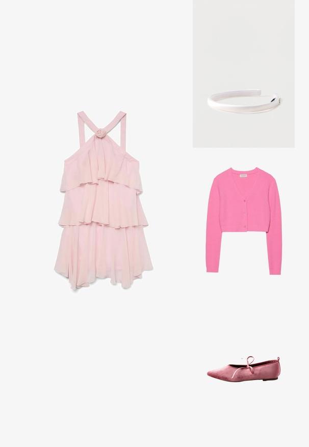 Lyserød, cropped cardigan lavet af tekstureret strikstof. Har V-udskæring, lange ærmer og fem matchende knapper foran.; Lys rosa ærmeløs kjole med lagdelte flæser, prydet med en roseaccent bagpå og krydsede stropper, lavet af letvægtsstof.; Lyserød fløjl balletflat med spids tå, tynd sål og bundet sløjfe på toppen.; Hvid polstret satin hovedbånd med små rhinestone accenter i den ene ende, sat mod en ensfarvet lys baggrund.