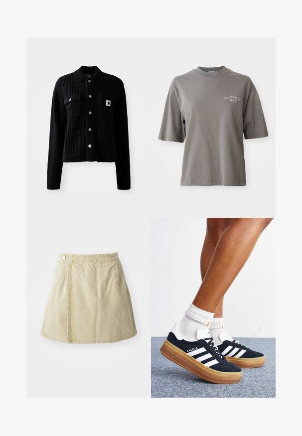 Schwarze, gerippte Strickjacke mit einem Kragen, vorderen aufgesetzten Taschen und silbernen Knöpfen. Verfügt über ein Logopatch auf der Brusttasche. Weicher Touch.; Grauer Baumwoll-T-Shirt mit kurzen Ärmeln, Rundhalsausschnitt und einem kleinen Carhartt WIP-Logo auf der Vorderseite gedruckt. Glatte Textur, lässige Passform.; Khakifarbener Minirock aus weichem Stoff, mit seitlichem Knopfverschluss, glatter Textur und leicht ausgestellter Silhouette mit einem Saum oberhalb des Knies.; Beine mit weißen Socken und schwarzen Adidas Gazelle Sneakers mit weißen Streifen und dicken braunen Sohlen auf einem grauen Teppichboden.