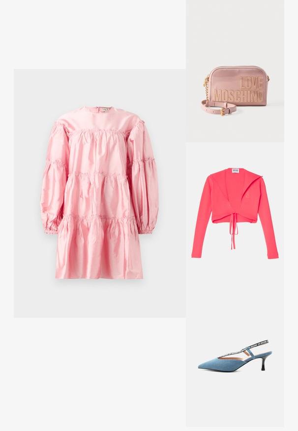 Rippstrick, verkürzter Pullover in leuchtendem Pink mit langen Ärmeln und einem Knoten am Vorderteil. Das Etikett trägt innen die Aufschrift "Moschino Jeans".; Rosenrotes Satin-Kleid mit langen Puffärmeln, gerafften Schichten und elastischen Akzenten. Verfügt über einen runden Ausschnitt und einen Reißverschluss auf der Rückseite.; Blauer Slingback-Pumps mit spitzer Spitze und schwarzem Riemen mit weißem "Love Moschino" Schriftzug auf hellem Hintergrund.; Glänzende rosa Umhängetasche mit goldener Kettenriemen und auffälliger goldener "LOVE MOSCHINO" Schriftzug auf der Vorderseite.