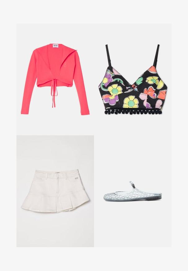 Ribbet, cropped sweater i stærk pink, med lange ærmer og en knude på fronten. Mærket siger "Moschino Jeans" indeni.; Multifarvet blomsterprint bralette med sort baggrund, trekantede skåle og sort pom-pom kant langs bunden. Justerbare stropper inkluderet.; Hvid denimnederdel med en tætsiddende talje og en udvidet plisseret kant. Inkluderer forlommer og en lille logo detalje på taljen.; Transparent flad slip-on sko med diamantmønstret tekstur og en lille justerbar rem på oversiden.