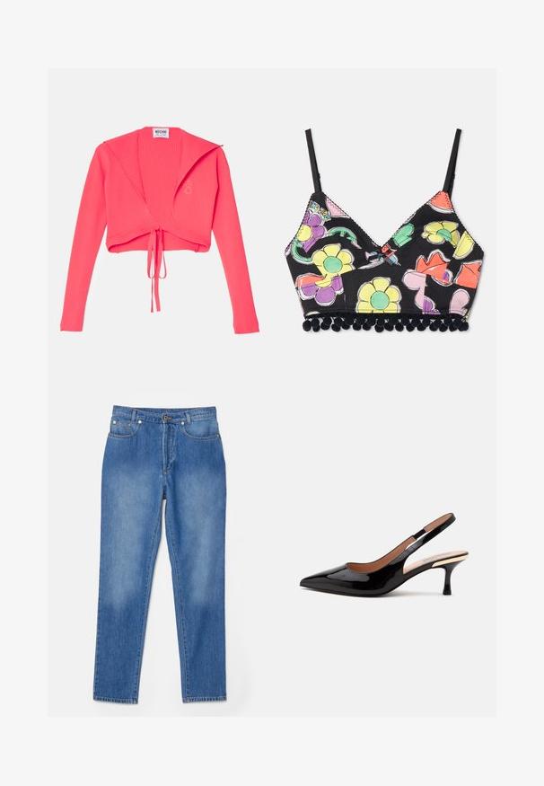 Raitapintainen, lyhyt neuletakki kirkkaan vaaleanpunaisena, jossa on pitkät hihnat ja solmupitsi edessä. Tunnuslukuna on "Moschino Jeans" sisäpuolella.; Bralette dengan cetakan bunga berwarna-warni di latar belakang hitam, cangkir segitiga, dan trim pom-pom hitam di bagian bawah. Terdapat tali yang dapat disesuaikan.; Siniset farkut suoran lahkeen leikkauksella, viisi taskua, kultaiset yksityiskohdat ja hienovarainen kuluminen polvien kohdalla.; Musta patenttinahkainen slingback-korkokenkä terävällä kärjellä ja matalalla kitten-korolla valkoisella taustalla.