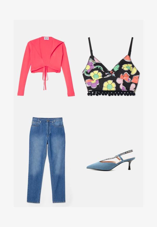 Ribaga, lühike sviiter erekroosis, pikkade varrukatega ja esiosas sõlmiga. Etiketil on sees tekst "Moschino Jeans".; Mitmevärviline lilleline prinda bralette mustal taustal, kolmnurkse vormiga neil, ja mustad pom-pomid servas. Reguleeritavad õlapaelad kaasas.; Sinine denimist teksapüksid sirge jala lõikega, viie taskuga, kuldsete detailide aktsentidega ja õrn fadeefektiga põlvede lähedal.; Sinine terava varbaga slingback-kassikontsaga king, millel must rihm valge "Love Moschino" tekstiga heledal taustal.