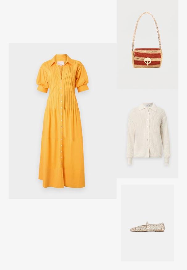 Gebreid vest in crèmekleur, met een knoopsluiting aan de voorkant, een kraag en een enkele borstzak. Gestructureerd materiaal en geribbelde manchet; Cinq à Sept MONTY DRESS - Blousejurk - papaya; Beige geweven platte schoen met puntige neus en verstelbare gesp, met een open gaasontwerp en lage hak.; Kleine rechthoekige geweven handtas met rode en beige strepen, gouden ronde sluiting en gouden ketting als schouderriem.