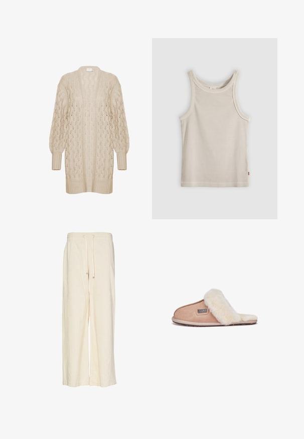 Beige strikket cardigan med løs pasform, åben front og tekstureret blondermønster. Har ribbede manchetter og kant. Let og luftig materiale.; Beige ribstrikket ærmeløs tanktop med rund halsudskæring og tætsiddende pasform, vist mod en grå baggrund.; Bredde benbukser i creme, lavet af et tekstureret stof med et ribbet mønster. Har en elastisk talje med snøre for justerbarhed.; Tan suedestøvle med blødt hvidt pelsfor, åben tå-design, flad sål og et lille brandmærke på siden.