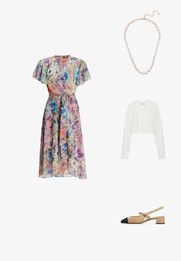 Hvid cropped cardigan, lange ærmer, blød strikstruktur, åben frontdesign, mærket siger "ANNA FIELD", minimalistisk stil uden lukninger.; Blomsterindpakket kjole med pastelblå, lilla og lyserøde blomster, flagrende ærmer, V-udskæring og matchende stofbælte bundet i taljen.; Beige læderslippers med sort spids tå, spænde rem og en lav blokhæl med en sølv detalje ved bunden.; Perlekæde med runde hvide perler, der er adskilt af små rosaguldperler, med en krokodillelås og justerbar kæde.