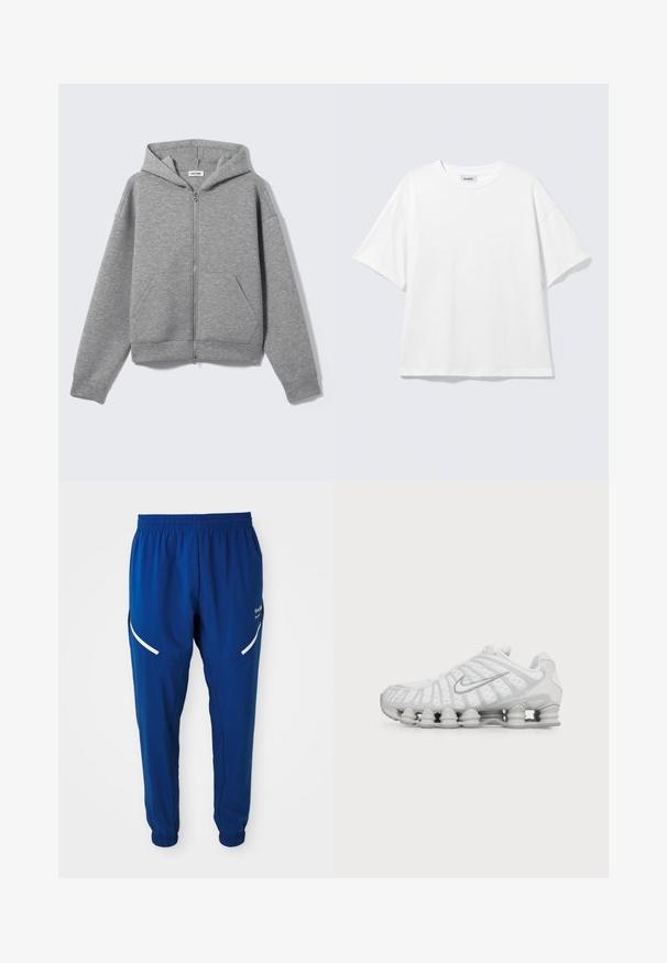Lichtgrijze hoodie met ritssluiting, voorzakken en capuchon, plat uitgestald op een lichte achtergrond.; Witte oversized T-shirt met korte mouwen, ronde hals en verlaagde schouders, plat op een lichtgrijze achtergrond.; Koninklijk blauwe sportbroeken met elastische tailleband en boorden, witte gebogen reflecterende strepen op de dijen en een klein wit logo aan de rechterkant.; Witte Nike hardloopschoen met zichtbare luchtdempende zool en zilveren swoosh-logo aan de zijkant, gezien vanaf de buitenkant.