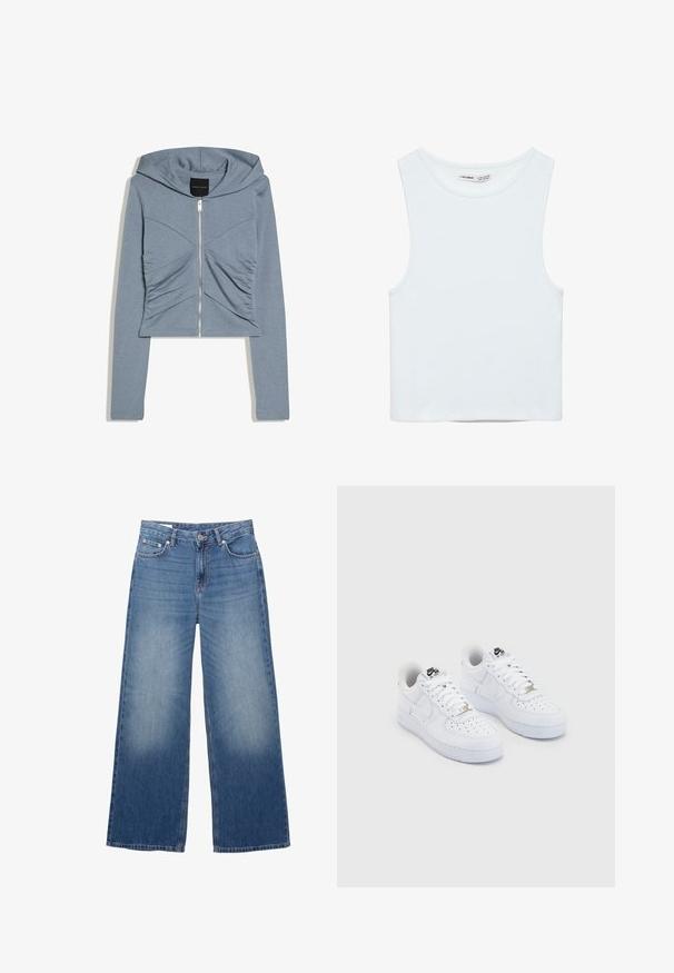 Svetlomodrá krátka mikina s dlhými rukávmi, predným zipsom, kapucňou a nariasenými detailmi na hrudi.; Biely bezrukávový crop top s okrúhlym výstrihom, vyrobený z hladkej látky, označený Pull&Bear, vhodný na bežné nosenie.; Modré džínsy širokého strihu s predným zapínaním na gombíky a zips, vybavené prednými a zadnými vreckami a jemným vyblednutím na stehnách.; Biele tenisky Nike Air Force 1 s hladkým koženým zvrškom, perforovanou špičkou, bielymi šnúrkami a čiernym logom na jazyku.