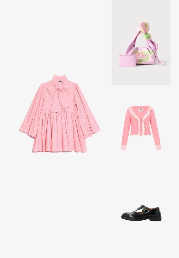 Rosa Strickjacke mit langen Ärmeln, V-Ausschnitt und weißen Rüschenbesätzen entlang der Front. Verfügt über fünf Knöpfe sowie gerippte Bündchen und Saum.; Hellrosa langärmeliges Kleid mit Lochherzmuster, hohem Kragen, geraffter Taille und großer gebundener Schleife am Hals.; Schwarze Leder-Mary-Jane-Schuhe mit einem T-Riemen, silbernem Schnallen-Detail, abgerundeter Zehenpartie und flacher Sohle. Glatte Textur mit polierter Oberfläche.; Weiche rosa-grüne Batikstoff-Handtasche mit geknotetem Henkel und passender kleiner rosa Leder-Reißverschlusstasche daneben.