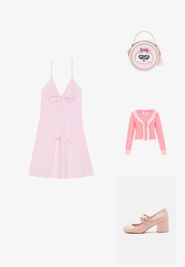 Roze cardigan met lange mouwen, V-hals en witte geplooide afwerking langs de voorkant. Voorzien van vijf knopen en ribbels aan de manchetten en de onderkant.; Roze mouwloze jurk met een voorknoopdetail en een uitlopende rok. Gemaakt van zachte stof met een gladde textuur. Verstelbare dunne bandjes.; Roze gepatenteerde leren pumps met een ronde neus, twee verstelbare gespsluitingen en een chunky, transparante blokhak.; Ronde roze handtas met een wit en roze hondengezicht met glinsterstrik en hartvormige bril, een bovenhandvat en een zijkant tassel ritsluiting.