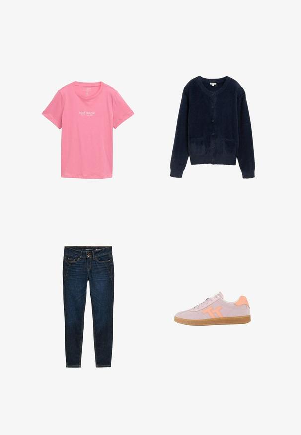Marineblå, fluffy cardigan lavet af blødt materiale, med en rund halsudskæring, frontknapper og to påsyede lommer.; Lyserød T-shirt med korte ærmer lavet af blødt stof. Har rund halsudskæring og en hvid mærkelogo trykt på forsiden.; Mørkeblå denim jeans med slim fit, der har orange syninger, fem lommer og en knaplukning i taljen.; Lyserød lavtop-sneaker med ferskenfarvet "TT"-logo, ferskenfarvet hælkappe, lyserøde snørebånd og sål i gummimateriale, sidevisning på hvid baggrund.