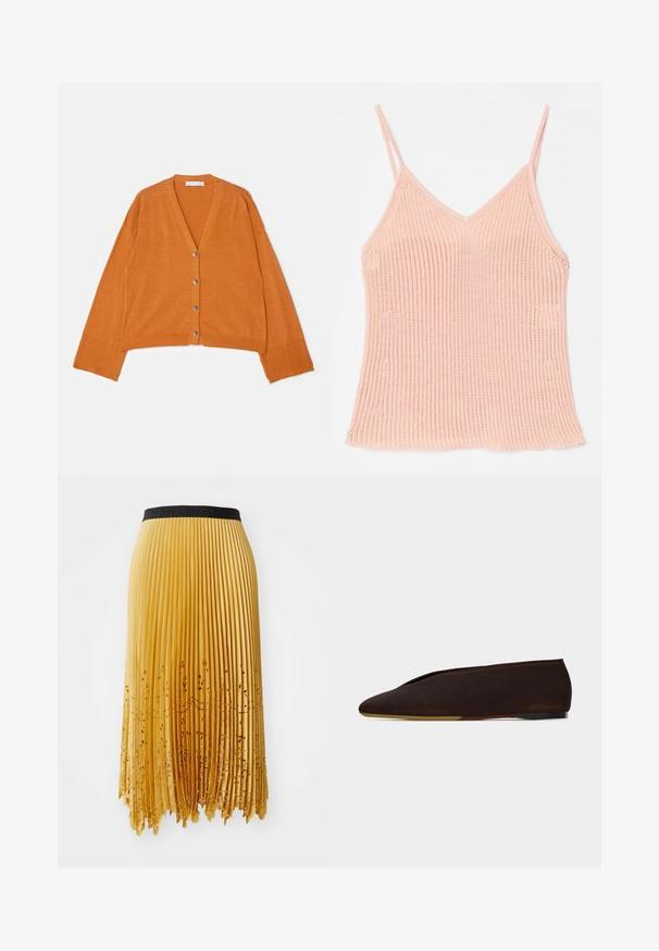 Cardigan court à col en V en tissu texturé orange, doté de cinq boutons métalliques à l'avant et de poignets et d'ourlet à côtes.; Camisole en tricot de couleur pêche, avec des bretelles réglables fines, un décolleté en V, une texture côtelée et un ourlet droit.; Jupe plissée jaune avec une taille noire, ornée de découpes florales à l'ourlet, mettant en valeur la texture et le design.; Chaussure plate en daim marron foncé avec un bout pointu et un petit talon, présentée en profil latéral sur un fond blanc.