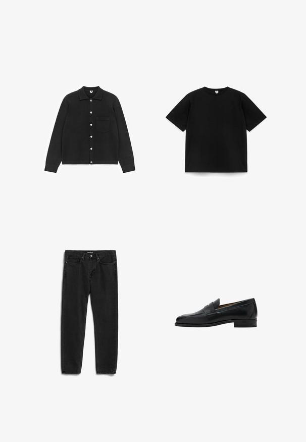 Schwarze Strickjacke mit Knöpfen aus weichem Stoff. Hat einen Kragen, lange Ärmel und eine Brusttasche. Die Knöpfe sind weiß. Glatte Textur.; Schwarzes kurzärmliges T-Shirt mit Rundhalsausschnitt, flach auf einem weißen Hintergrund ausgelegt, zeigt die Vorderansicht ohne sichtbare Logos oder Designs.; Schwarze Jeans aus Denim mit geradem Bein, ausgestattet mit fünf Taschen, einem Frontreißverschluss und einem metallenen Knopfverschluss. Weiche Textur und minimalistische Details.; Schwarzer Leder-Pennyloafer mit niedrigem Absatz, abgerundeter Spitze und einem Riemen über dem oberen Teil des Schuhs.