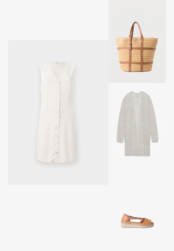 Cardigan en maille ouverte de couleur beige clair. Présente un motif texturé avec des formes géométriques, des manches larges et une coupe ample.; Robe sans manches en lin couleur beige clair, avec un décolleté en V et une fermeture à boutons à l'avant comportant six boutons ronds clairs. Design simple et droit.; Sandale espadrille en cuir tan avec bout ouvert, semelle intermédiaire en jute tressé et design de brides croisées. Semelle plate, forme minimaliste.; Grand sac fourre-tout beige tissé avec deux sangles en cuir marron et des bandes horizontales en cuir marron sur un fond uni.