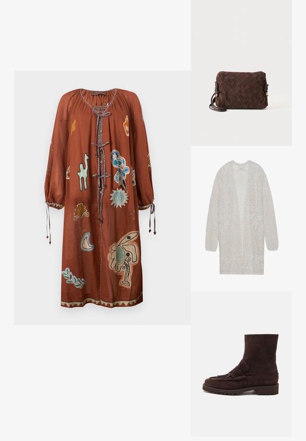 Cardigan en maille ouverte de couleur beige clair. Présente un motif texturé avec des formes géométriques, des manches larges et une coupe ample.; Robe à manches longues couleur rouille avec fermetures à nouer, poignets élastiques, et motifs floraux et feuilles abstraits en bleu, vert, jaune et beige.; Bottine en daim marron foncé avec une semelle épaisse, couture style mocassin, et détail de franges superposées à l'avant.; Sac bandoulière en cuir tressé marron avec fermeture éclair et sangle ajustable, présenté sur un fond clair uni.