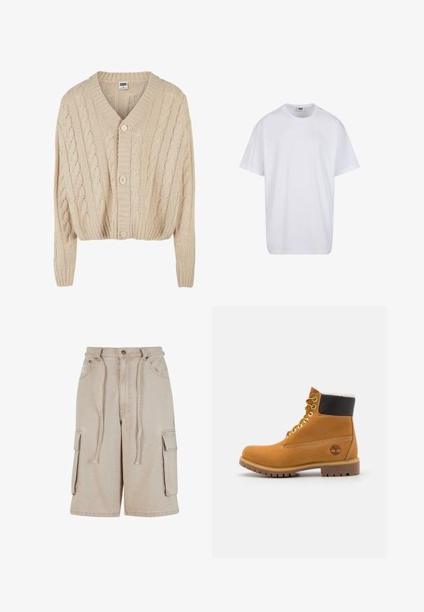 Crème kabelgebreide cardigan met V-hals, lange mouwen, vijfknopen sluiting en geribbelde zoom. Heeft een gestructureerd patroon door het geheel.; Effen witte katoenen T-shirt met korte mouwen, ronde hals en zichtbare maat- en merklabel aan de binnenkant van de kraag.; Beige cargoshorts van katoen met een trekkoord in de taille, twee zijzakken en een enkele zijzak, met zichtbare stikdetails.; Bruine leren enkellaars met metalen oogjes, witte faux bont voering, zwarte gewatteerde kraag, robuuste zool en een reliëflogo aan de zijkant.