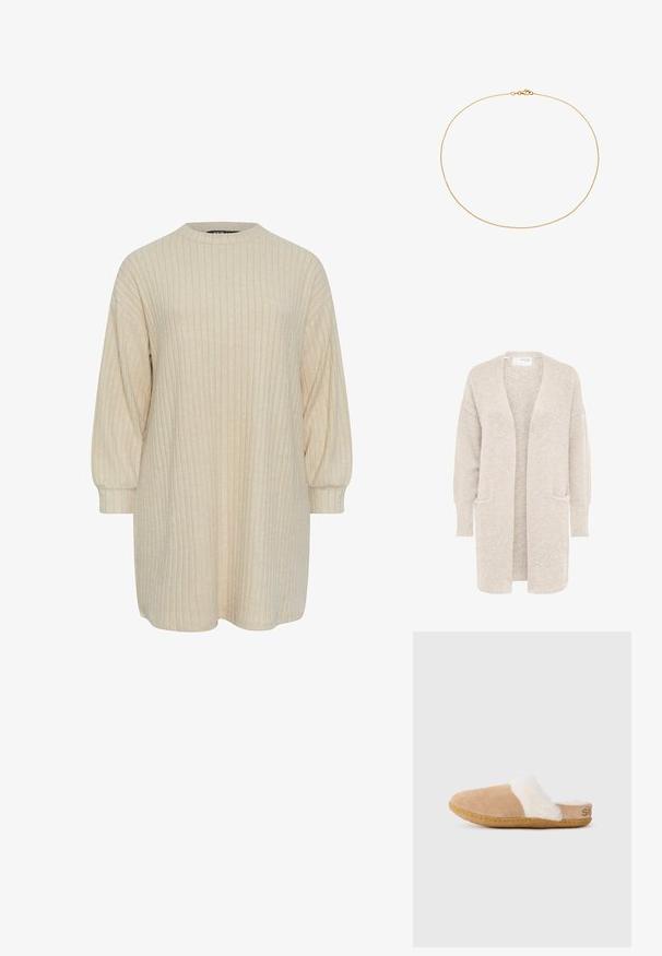 Cardigan largo beige con abertura frontal, mangas largas y dos bolsillos delanteros, tejido de punto suave y texturizado.; Vestido beige de canalé con un escote redondo alto y mangas largas abullonadas. Textura suave, corte a la altura de la rodilla y detalles sutiles de patrón vertical.; Zapatilla deslizante de ante marrón con forro blanco esponjoso y suela de goma, mostrada de perfil lateral sobre fondo blanco.; Collar de cadena de oro, diseño delicado, textura lisa, pequeños eslabones circulares, con cierre de langosta. Apariencia simple y sobria.