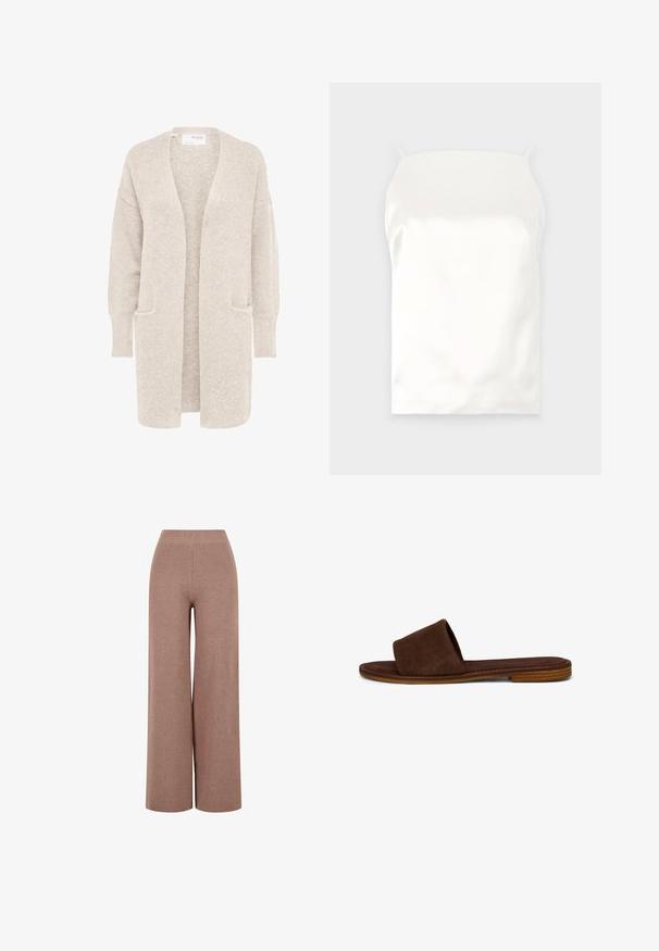 Long gilet beige ouvert sur l'avant, manches longues et deux poches avant, en maille douce texturée.; Camisole en satin blanc avec des fines bretelles, texture lisse, forme rectangulaire et sans motifs ni accents visibles.; Pantalons en maille marron à jambe large avec un tissu texturé, dotés d'une taille élastique et d'une coupe ample pour le confort.; Sandale mule en daim marron à bout ouvert avec semelle en bois plate superposée et large bride sur le pied, vue de côté sur fond blanc.