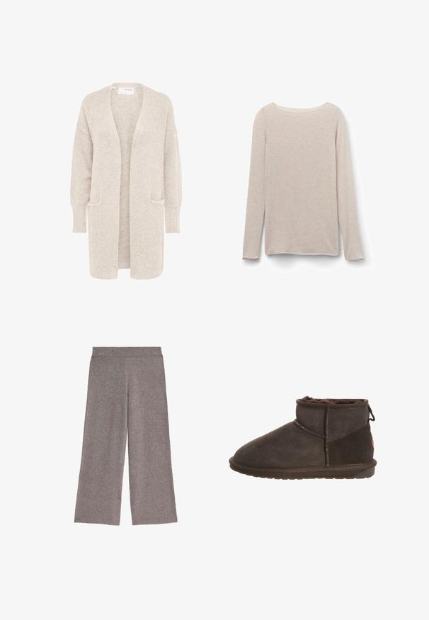 Lange beige open cardigan met lange mouwen en twee voorzakken, zachte gestructureerde gebreide stof.; Lichtroze T-shirt met lange mouwen en een ontspannen ronde hals, gemaakt van zachte stof met een subtiele heatherstructuur.; Grijze wijde gebreide broek met een elastische tailleband, platte voorkant en een ontspannen pasvorm, weergegeven op een witte achtergrond.; Zwarte suède enkellaarsjes met een zacht interieur, ronde neus, platte loopzool en decoratieve stiksels langs de zijkant en achterkant.