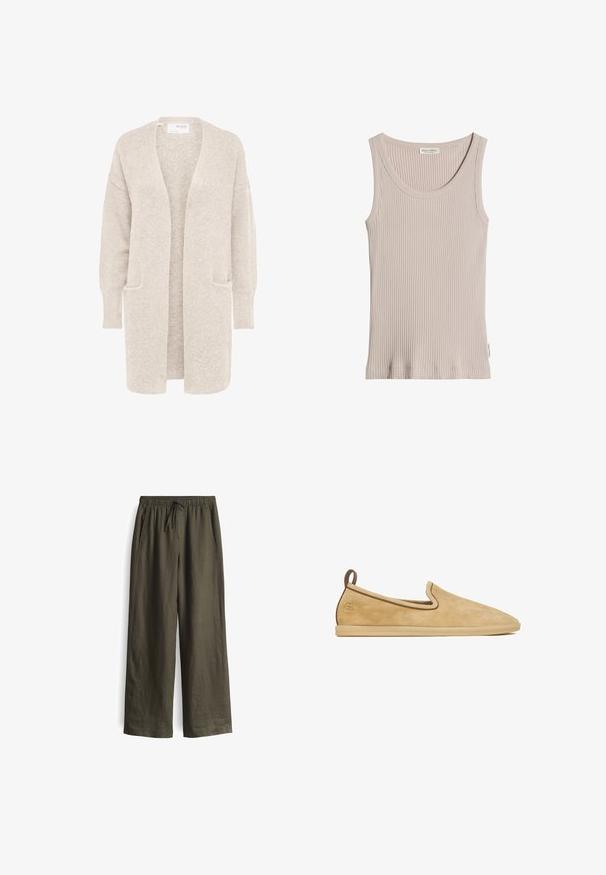 Lange beige open cardigan met lange mouwen en twee voorzakken, zachte gestructureerde gebreide stof.; Beige geribd mouwloos tanktopje met ronde hals, zichtbaar merklabel binnenin de kraag en een klein zijlabel op een effen witte achtergrond.; Olijfgroene, losse broek met een elastische tailleband en trekkoord, voorzien van zijzakken en een lichtgewicht, gestructureerde stof.; Beige suède instapschoen met ronde neus, bruine biezen, aantreklus bij de hiel en een platte rubberen zool.