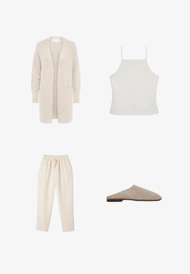 Langer beiger Cardigan mit offenem Vorderteil, langen Ärmeln und zwei Fronttaschen, weicher strukturierter Strickstoff.; Weißes ärmelloses Crop-Top mit dünnen Trägern und dezent gesticktem "cK"-Logo auf der Brust, einfacher Hintergrund.; Beige Loungehosen mit entspanntem Schnitt, elastischem Bund, Kordelzug und seitlichen Taschen. Hergestellt aus einem weichen, strukturierten Stoff.; Beige Wildleder-Slipper mit glatter Textur, abgerundetem Zeh und einer dünnen braunen Lederzwischensohle. Flache schwarze Gummisohle.