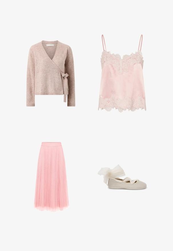 Pull en maille rose clair avec manches longues et fermeture à nouer sur le côté.; Caraco en satin rose clair avec bordure en dentelle blanche le long de l'encolure et de l'ourlet, avec fines bretelles réglables.; zero MIT PLIESSENDEM BECHER - Jupe plissée - bridal rose; Ballerines beige avec une finition texturée, présentant un nœud élégant en tissu transparent au talon et des brides entrecroisées sur le dessus.