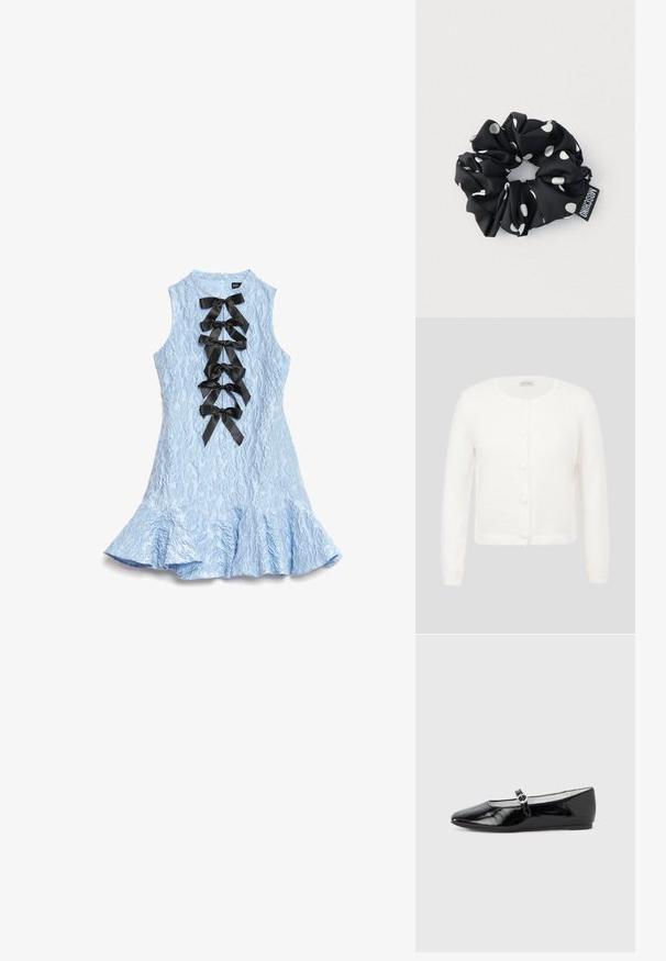 Weißer Langarm-Cardigan mit rundem Ausschnitt, fünf Knöpfen vorne und weichem, strukturiertem Stoff.; Ärmelloses, hellblaues, strukturiertes Kleid mit ausgestellt geschnittenem Saum und sechs schwarzen Satinschleifen entlang der vorderen Mitte.; Schwarze Ballerinas aus Lackleder mit spitz zulaufender Schuhspitze, versehen mit einem kleinen Riemen und einer runden Schnallendetail an der Seite. Flaches Sohlen-Design.; Schwarzes Haargummi aus Stoff mit weißen Polka-Dots und einem Moschino-Etikett vor einfachem hellem Hintergrund.