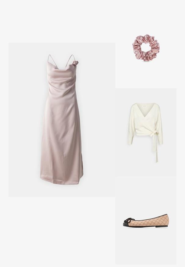 Witte, wikkelstijl trui van zacht, textuurstof. Heeft een diepe V-hals en lange mouwen met een strikdetail op de taille.; Satin slipdress in lichtroze met dunne bandjes en een gedrapeerde halslijn, voorzien van een rozenaccent op de linkerschouder.; Ballet flats in licht beige, gez quilted leer met een zwarte laktoekap en strikdetail. Slank profiel met een matte afwerking en subtiele stiksels.; Roze satijnen scrunchie met kleine decoratieve kralen en een klein stoffen label op een witte achtergrond.