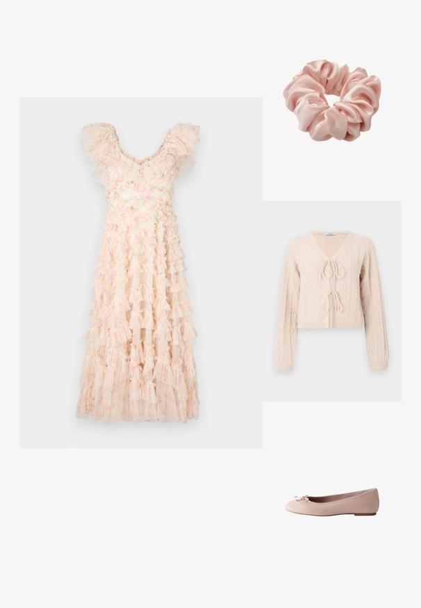 Lichtroze cropped cardigan van structuurgebreid materiaal, met een V-hals en een striksluiting aan de voorkant. Versterkt met verticale ribbelpatronen.; Needle & Thread DITSY LOLA BACKLESS BALLERINA DRESS - Cocktailjurk - moonshine pink; Lichtroze platte ballerinaschoen met een klein strikje op de afgeronde neus en een lage hak, zijaanzicht.; Lichtroze satijnen scrunchie met geplooide stof en een zachte, glanzende textuur om het haar mee vast te maken.