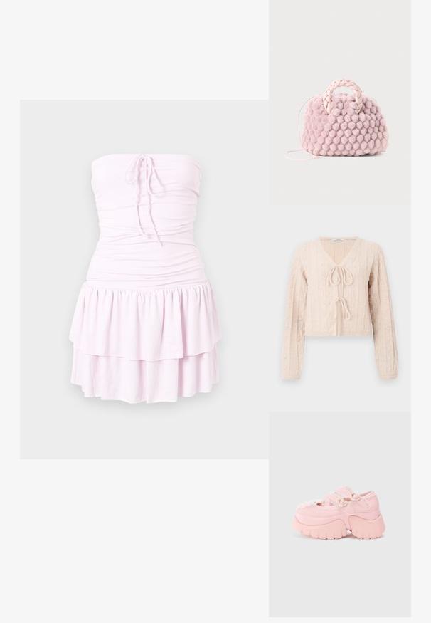 Helle rosa, kurz geschnittene Strickjacke aus strukturiertem Material, mit V-Ausschnitt und gebundenem Vorderverschluss. Akzentuiert durch vertikale Rippstrukturen.; Trägerloses, hellrosa Minikleid mit gerafftem Oberteil, Bindeband in der Mitte vorne und einem doppellagigen Rüschensaum.; Fette Plattform-Pinkschuhe mit doppelten herzförmigen Schnallen, Spitzenbesatz und dickem skulptiertem Absatz vor einem schlichten weißen Hintergrund.; Rosa Pom-Pom Handtasche mit geflochtenem Griff und dünnem Schulterriemen. Rundform, weiche Oberfläche, kompaktes Design.