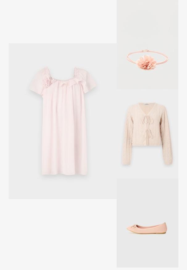 Lys lyserød cropped cardigan lavet af tekstureret strikket stof, med en V-udskæring og en bundet frontlukning. Fremhævet med lodrette ribbede mønstre.; Lyserød kjole lavet af blødt stof, med puffede ærmer, en flæset halsudskæring og blomstermotiver på den ene skulder.; Ballet flade sko i lys pink syntetisk materiale med en rund tå, der har en lille sløjfedetalje og en fleksibel sål.; Lyserødt elastisk hårbånd med en blød stofblomst med lagdelte kronblade i midten på en hvid baggrund.