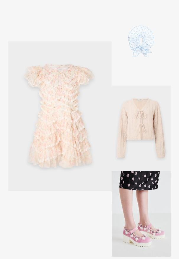 Helle rosa, kurz geschnittene Strickjacke aus strukturiertem Material, mit V-Ausschnitt und gebundenem Vorderverschluss. Akzentuiert durch vertikale Rippstrukturen.; Blumendruckkleid in Pastellrosa und Creme, mit geschichteten Rüschen und Spitzenakzenten. Kurze Puffärmel und runder Ausschnitt.; Rosa Samt-Mary-Jane-Schuhe mit weißen Plateausohlen, verziert mit floralen Applikationen und Spitzendetails am Öffnungsrand und Riemen um den Knöchel.; Hellblauer Stoffkragen mit weißen Punkten, Rüschen und einer vorn gebundenen Schleife, entworfen als dekoratives Halsaccessoire.