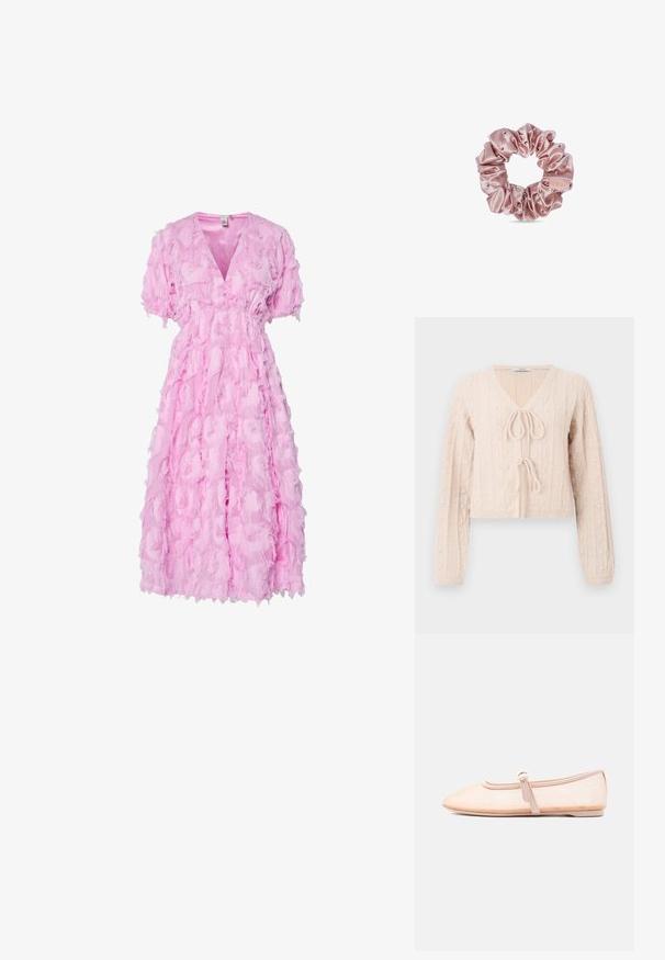 Helle rosa, kurz geschnittene Strickjacke aus strukturiertem Material, mit V-Ausschnitt und gebundenem Vorderverschluss. Akzentuiert durch vertikale Rippstrukturen.; Rotes Kleid mit V-Ausschnitt, kurzen Puffärmeln und einem gestuften Design mit strukturiertem, gerafftem Stoff über die gesamte Länge.; Hellbeiger flacher Schuh mit spitz zulaufender Vorderkappe und einem einzelnen seitlichen Schnallenriemen, präsentiert auf weißem Hintergrund.; Rosa Satin-Haargummi mit kleinen dekorativen Perlen und einem kleinen Stoffetikett auf weißem Hintergrund.