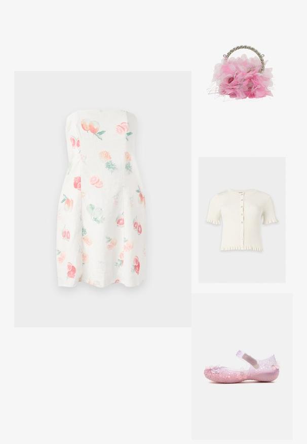 Witte ribgebreide korte mouwen cardigan met ronde halslijn, knoopsluiting aan de voorkant en gerimpelde randen aan mouwen en zoom.; Strapless jurk van witte stof met kleurrijke fruitillustraties, waaronder perziken, ananassen en frambozen; fitted lijfje, uitlopende rok.; Roze doorschijnende Mary Jane kinderschoen met bloemvormige uitsparingen en decoratieve bloemaccenten op de neus en hiel, met een klittenbandsluiting.; Roze bloemenhandtas gemaakt van gelaagde bloemblaadjes, met een zilveren handvat versierd met edelstenen en verspreide metalen vezels voor extra textuur.
