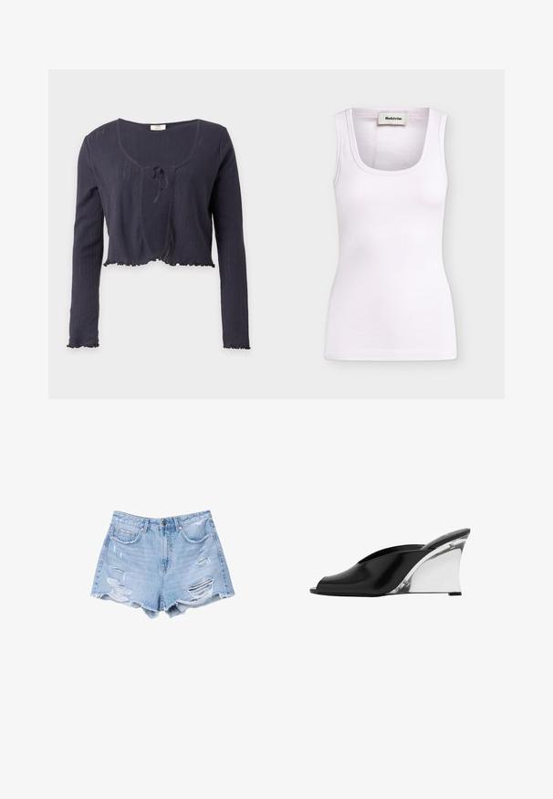 Marineblauer, gerippter, kurz geschnittener Cardigan mit langen Ärmeln, rundem Ausschnitt, vorderer Bindeverschluss und Rüschen an Ärmeln und Saum.; Weißes geripptes ärmelloses Tanktop mit Rundhalsausschnitt und Modström-Label innen am Kragen, dargestellt auf einfarbigem Hintergrund.; Helle blaue Jeansshorts mit fransigen Säumen und distressierten Details, ausgestattet mit Fronttaschen und einem Knopfverschluss.; Schwarzer Mule mit offenem Zehenbereich, glänzendem silbernem Keilabsatz, Schlupf-Design und glattem Lederobermaterial.