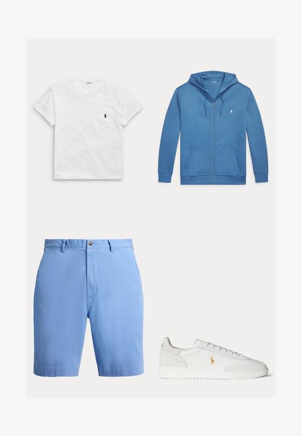 Blå hættetrøje med lynlås foran, forlommer, snøre i hætten og lille hvid Polo Ralph Lauren-logo på venstre bryst.; Hvid t-shirt med korte ærmer og rund hals med en brystlomme, der har en lille mørk polo-spiller-logo.; Lyseblå herreshorts med bæltestropper, knaplukning og synlige forlommer set forfra.; Hvid lavtop sneaker med snøredesign, guldfarvet Polo Ralph Lauren-logo på siden og tekstureret sål på en ensfarvet baggrund.