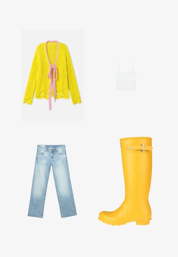 Gul chunky strikket cardigan med lange ærmer, pink bindebånd ved V-hals og bølget kantdetalje.; Stradivarius Top - white; Lyseblå denimjeans med lige ben, forlommer, bæltestropper og knappelukning i taljen.; Gul gummistøvle med en glat overflade, justerbar spænde, og tekstureret sål for bedre greb. Høj design, rund tå, og sømløs krop.