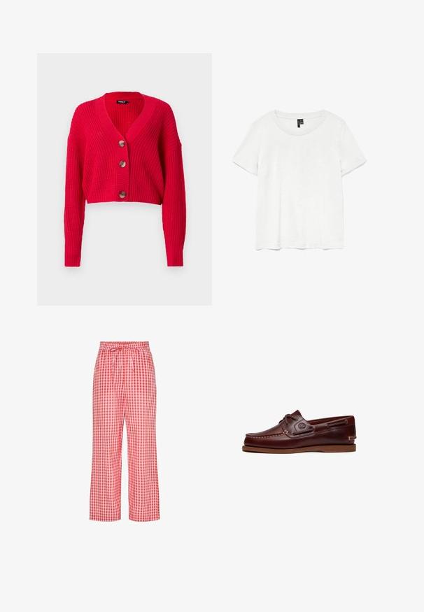Cardigan rouge raccourci en maille côtelée, avec un col en V profond, des manches longues, et trois gros boutons marron sur le devant.; T-shirt blanc à manches courtes avec un col rond, fabriqué en tissu léger. Design simple, texture lisse et ourlet droit.; Pantalon ample à carreaux vichy rouge et blanc avec taille élastique et cordon, longueur totale, coupe droite.; Chaussure bateau en cuir marron avec lacets, détails de couture et logo Timberland sur le côté, présentée sur un fond blanc.