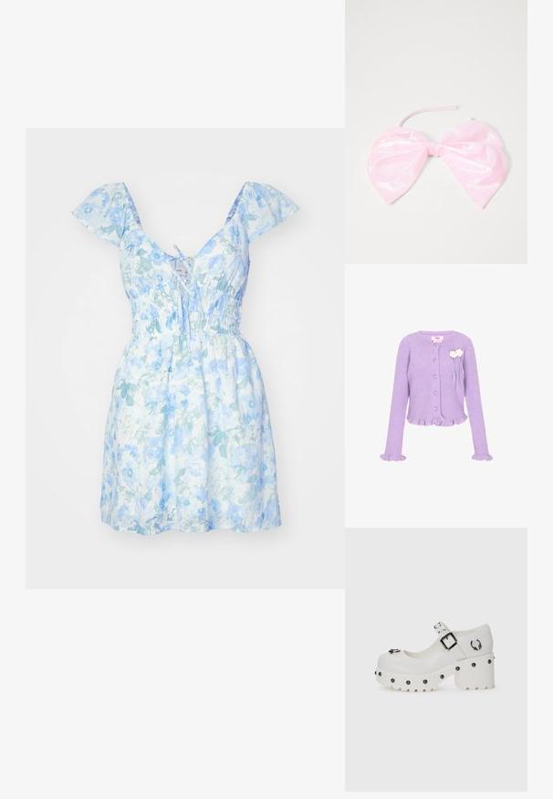 Lilla ribbet strikket cardigan med hjerteformede knapper, flæser ved ærmer og kant, samt to hvide blomsterdekorationer på brystet.; Blomsterkjole i lyseblå og hvid, korte puffærmer, bindebånd foran, sammenpresset talje og svajet nederdel, lavet i et blødt, tekstureret stof.; Hvide platform sko med en rund tå, spænde og cirkulære nitter. Tekstureret sål med en let hæl og dekorativ hardware detalje.; Lyserød, blank hårtilbehør formet som en stor sløjfe, med en glat overflade og et tyndt bånd til at sikre den på plads.