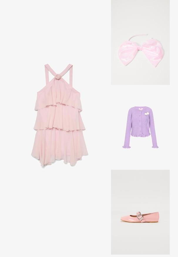 Cárdigan de punto acanalado lila con botones en forma de corazón, puños y dobladillo con volantes, y dos decoraciones florales blancas en el pecho.; Vestido sin mangas de color rosa pálido con volantes en capas, que presenta un acento de rosa en la parte posterior y tirantes cruzados, confeccionado con una tela ligera.; Bailarinas de charol rosa con punta cuadrada, detalle de correa con hebilla y suela plana de goma. Textura suave en todo su exterior.; Accesorio para el cabello de color rosa y brillante con forma de gran lazo, con una textura suave y una delgada correa para asegurarlo en su lugar.